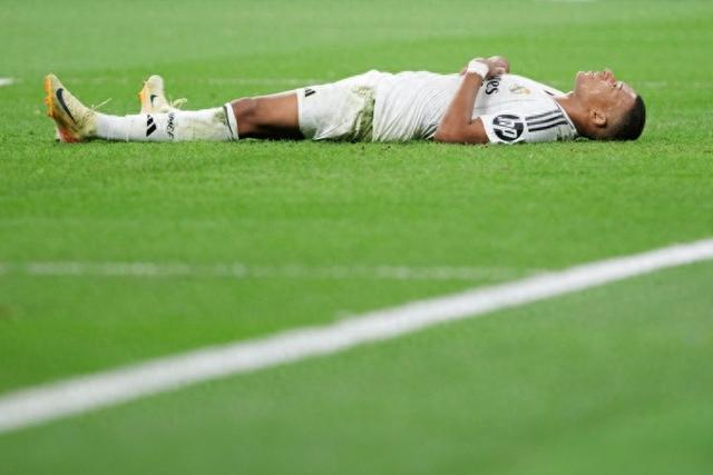 中超赛场争议判罚：VAR判罚引发热议,（中超再起争议：VAR判决掀起热议）