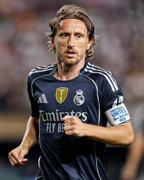 成都蓉城主帅徐正源获三年大合同，球队获亚冠资格，有望争夺双冠，球迷期待新赛季表现。