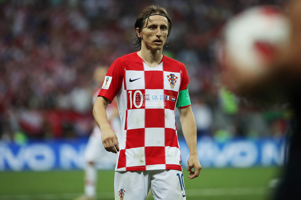 詹姆斯第15次中国行人气依旧爆棚，为上海交大球赛开球并与同学互动